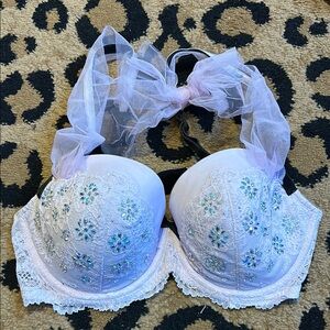 Elegant Light Pink Lace Bra with Floral Embellishments